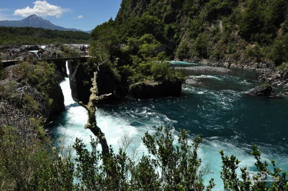 Visita aos Saltos de Petrohué, no Parque Nacional Vicente Pérez Rosales,  região de Puerto Varas, no sul do Chile